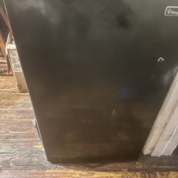2.6 cu. ft. Mini Fridge in Black, ENERGY STAR (Magic Chef )