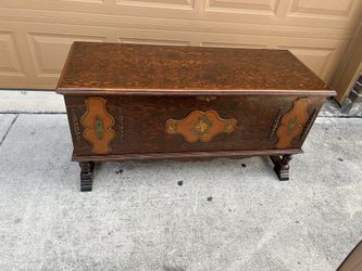 Beautiful cedar chest with locking key! This prince is absolutely stunning! Dimensions are 48 long 19 deep 24 high! DELIVERY AVAILABLE! 
