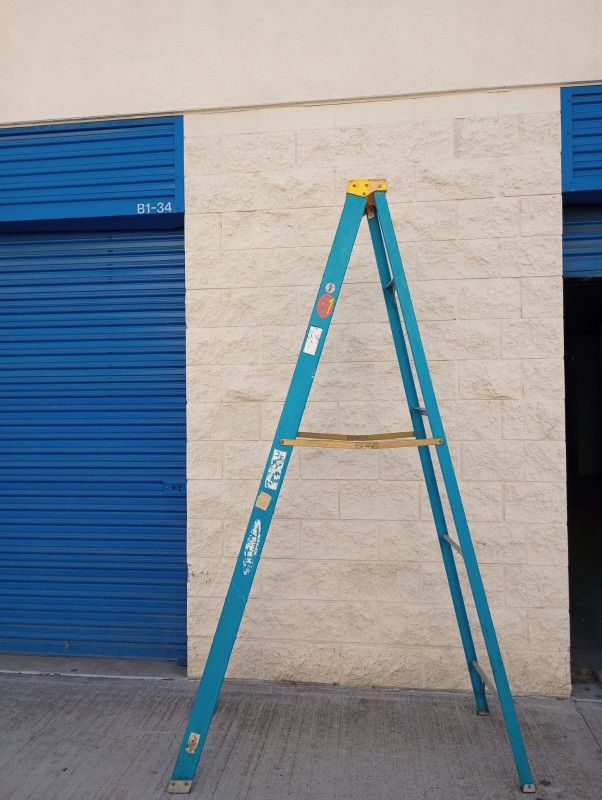 8ft Ladder Fiberglass In Good Conditions