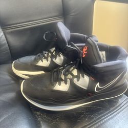 Kyrie infinity Basketball Shoes Size 10
