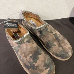 Men’s Camo Slippers Size 12 