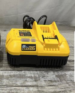 20V MAX / 60V MAX FLEXVOLT Lithium-Ion Fan Cooled Fast Battery Charger. Like New Condition!