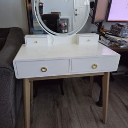Make Up Table