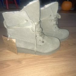 Bearpaw Krista women's boots in a light green suede with a wool blend lining size 6