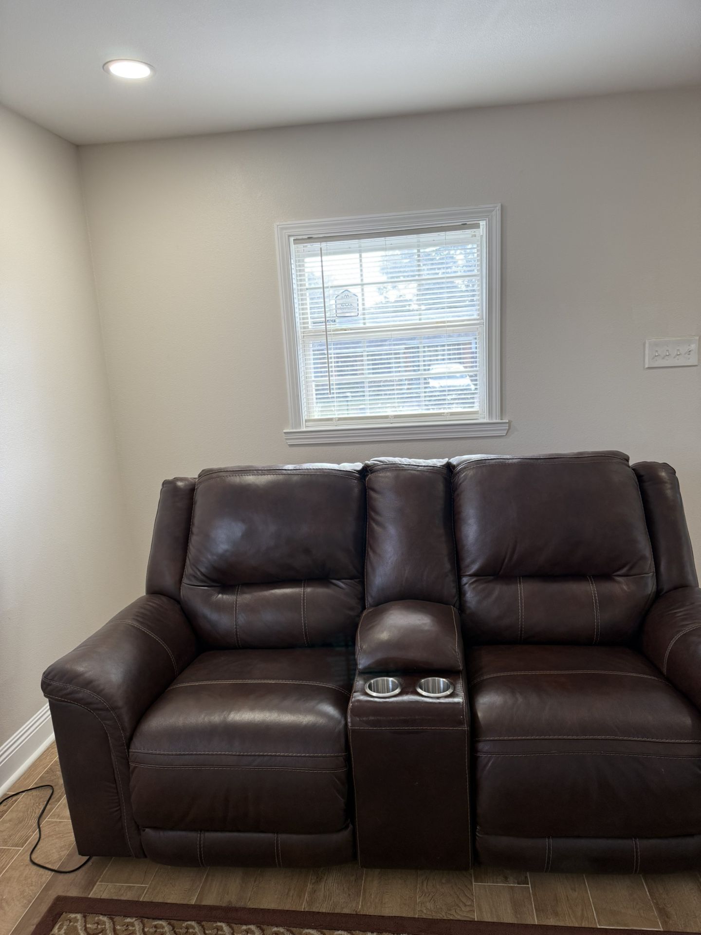 Brown Leather Power Reclining Loveseat w/ Console & Cup Holders – Excellent Condition