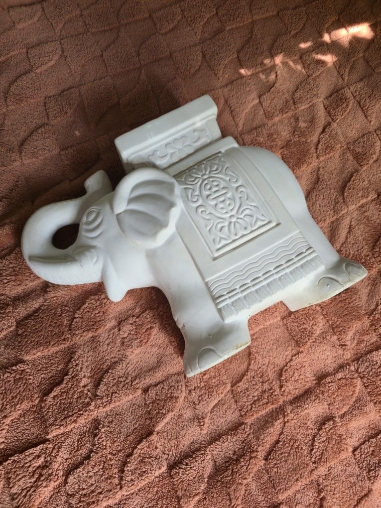 Ceramic Elephant Garden Plant Stand Pot Holder Table Decor Statue Trumpeting Elephant White Indoor Outdoor