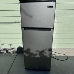 Magic Chef Mini Fridge w/ Freezer – Works Great