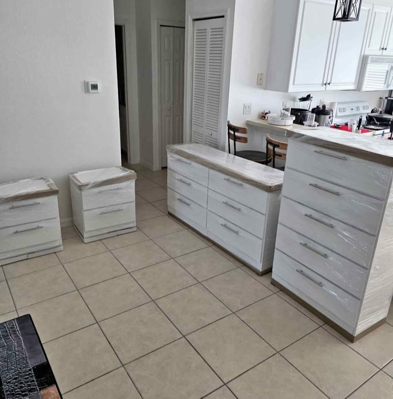 Dresser, chest and 2 nightstands - Cómoda, Gavetero y 2 mesitas de noche