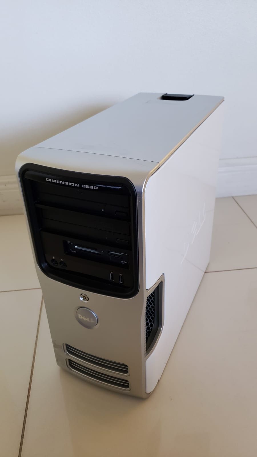 Dell Dimension E520. Windows 10 pro activated. 250gb hard drive, 8gb