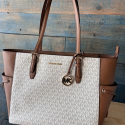 Michael Kors Gilly Large Travel Drawstring Tote Vanilla