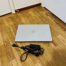 Laptop  Hp Touchscreen 15’6 inches, i5 , DVD-RW , new Batteries + Charger.
