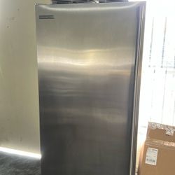 ELECTROLUX UPRIGHT FREEZER WITH INTERNAL ICE MAKER IN STAINLESS STEEL 