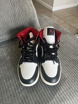 Jordan 1 Mid Size 11.5 Women’s/10 Men’s 