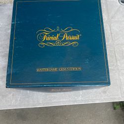TRIVIAL PURSUIT BOARD GAME