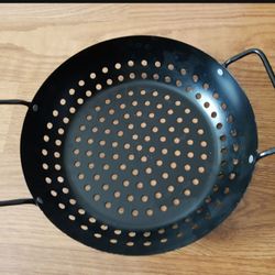 NEW. BBQ. Grill. Pan. New.  9 Inch Diameter X 2 1/2 Inch Deep.