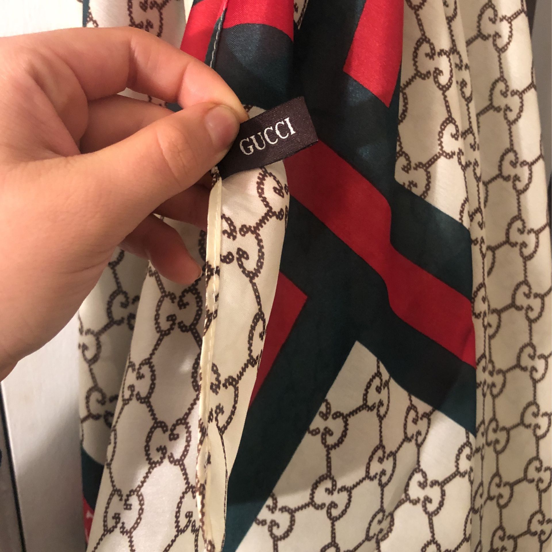 Gucci Floral Silk Monogram Head Scarf for Sale in Crystal City, CA - OfferUp
