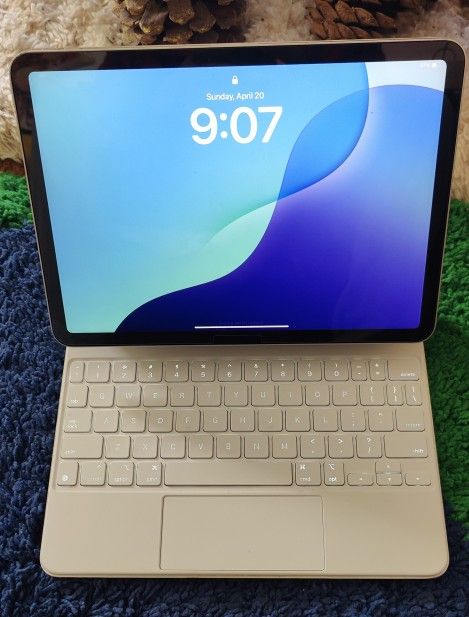 iPad Air 11in M2 512gb Wi-Fi Model/ Apple Magic Keyboard Case $650
