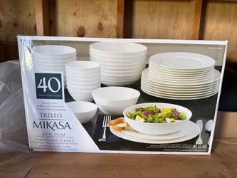 Mikasa 40 piece dinnerware