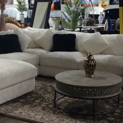 BIG SECTIONAL  $2700