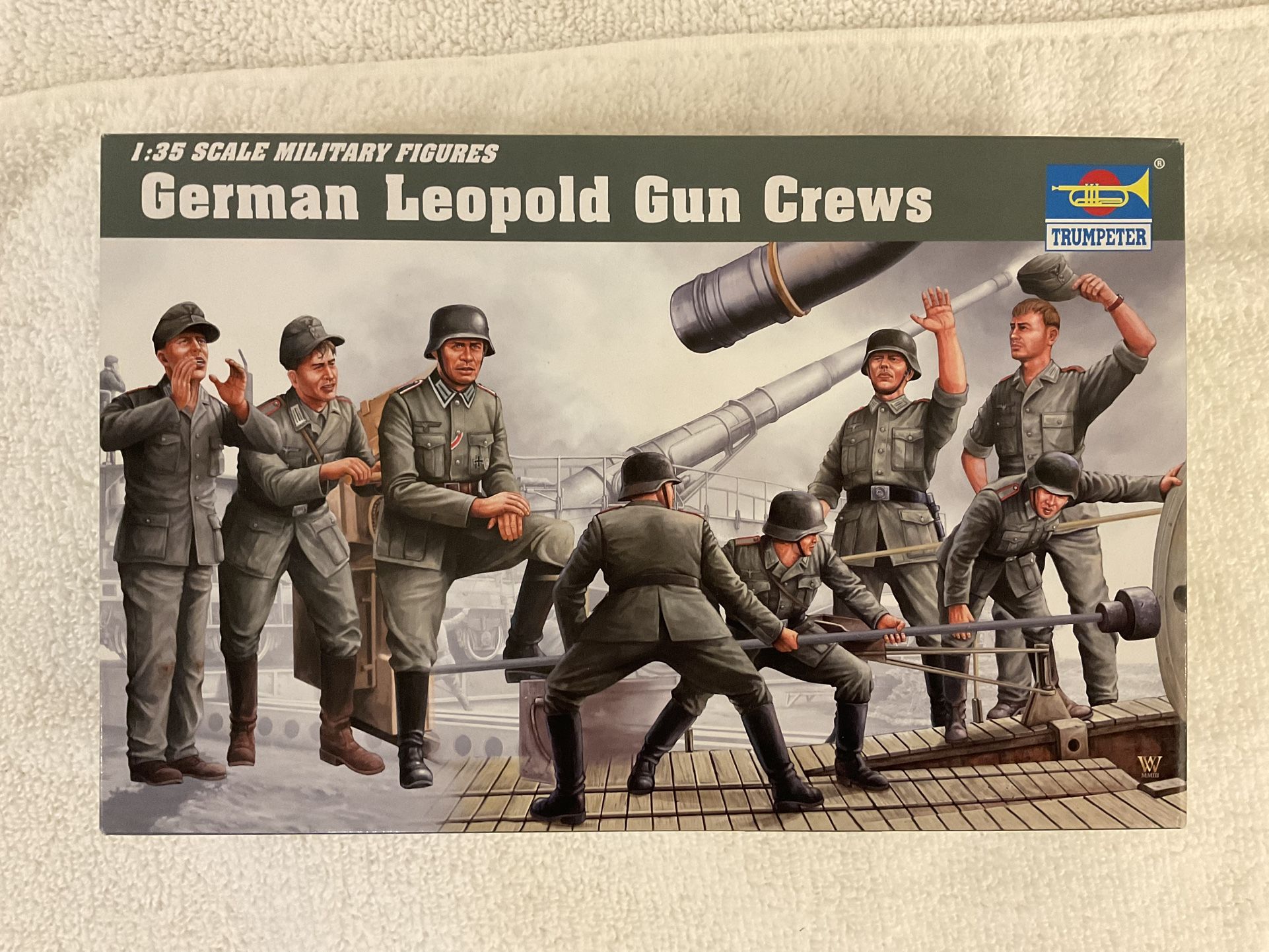 German Leopold Gun Crew Model #00406 1:35 Trumper