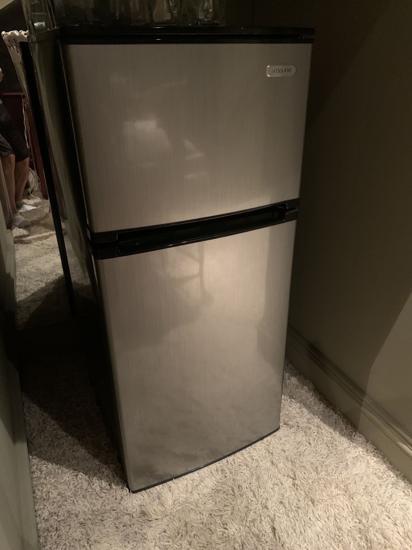 Vissani Refrigerator/Freezer. Wonderful appliance. 43 inches tall 19