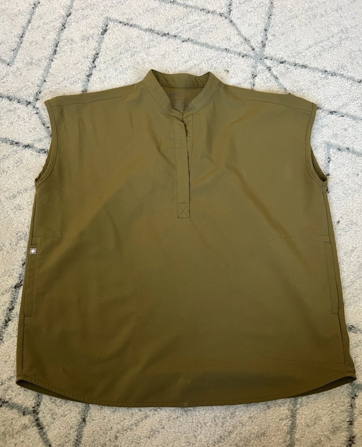 Figs Women’s Rafaela Women Oversized Scrub Top Size Medium Martini Olive PO2423