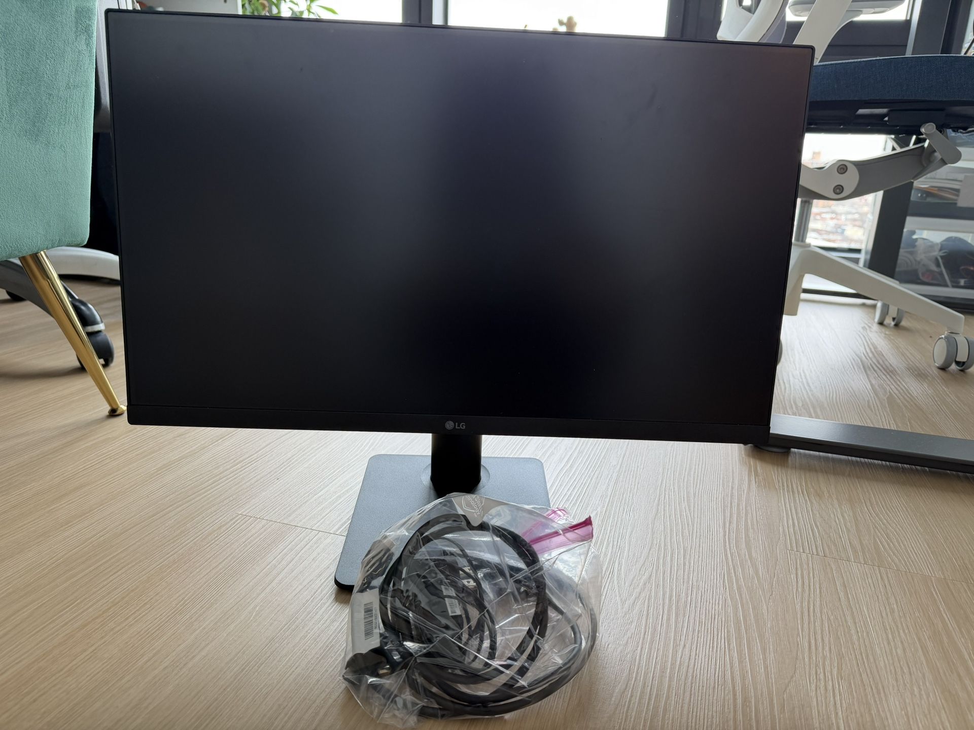 LG 24β LED Monitor with Adjustable Stand + Cables