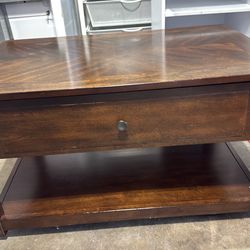 Lift top coffee table