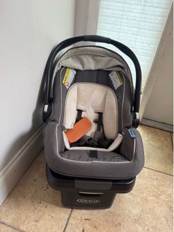Graco  SnugLuck infant car seat