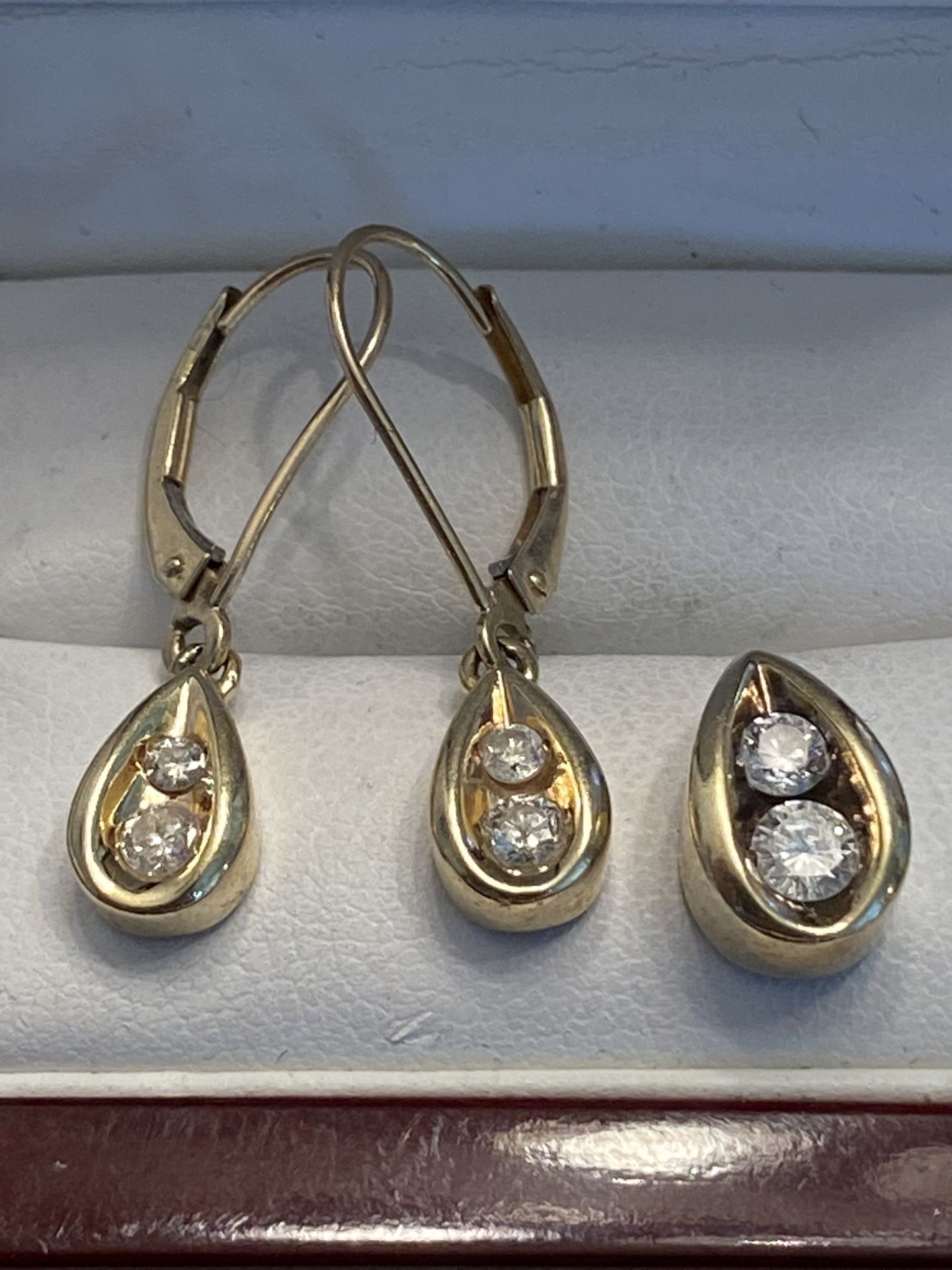 MATCHING 14 KT GOLD & DIAMOND EARRINGS AND PENDANT