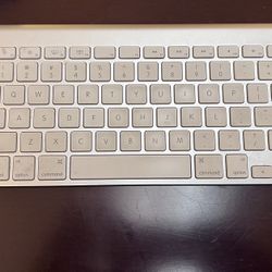 Apple Bluetooth Wireless Keyboard - Model A1314 MC184LL/B *no Box. Lightly used
