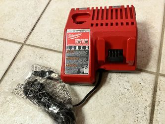 Milwaukee M12 and M18 Multi-Voltage Charger