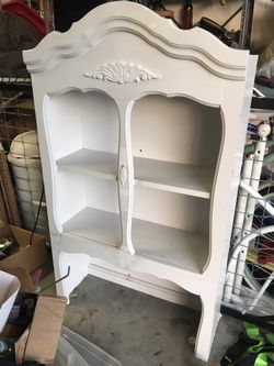 White bookcase / bookshelves