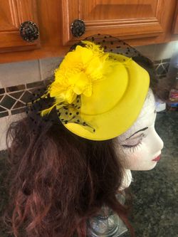 Vintage style yellow tilt pillbox fascinator