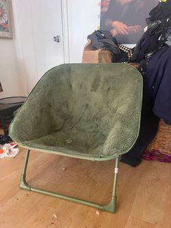 Short green foldable chair