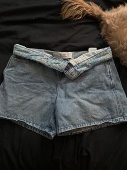 Hollister fold over jorts size: 6(runs a bit big)