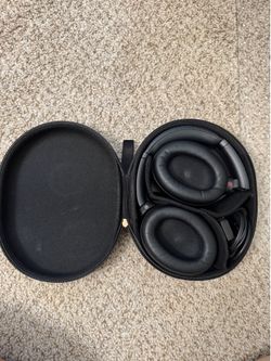 Noise cancellation headphones — like new!