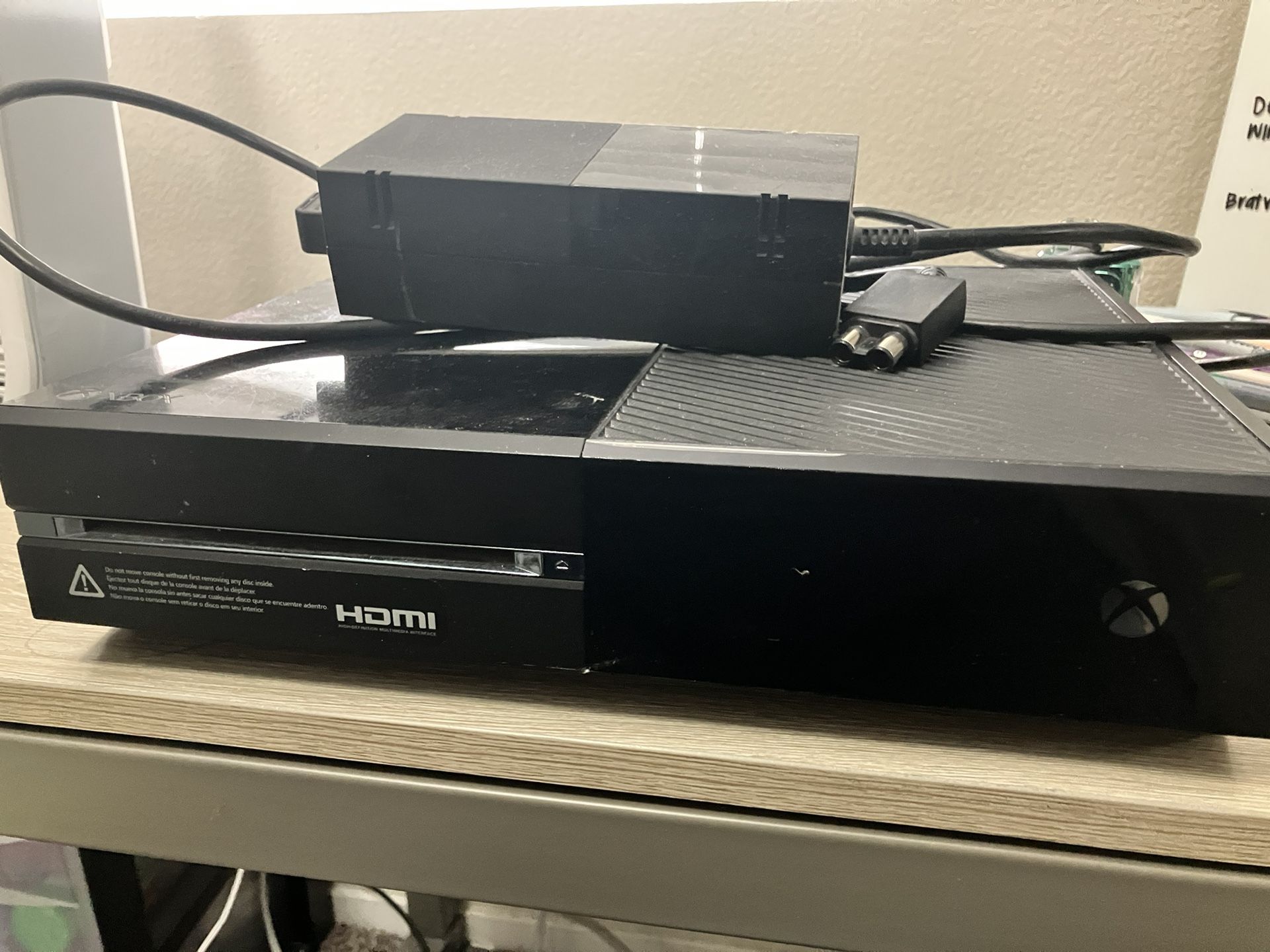 Xbox One, 3 Controllers, 10 Games