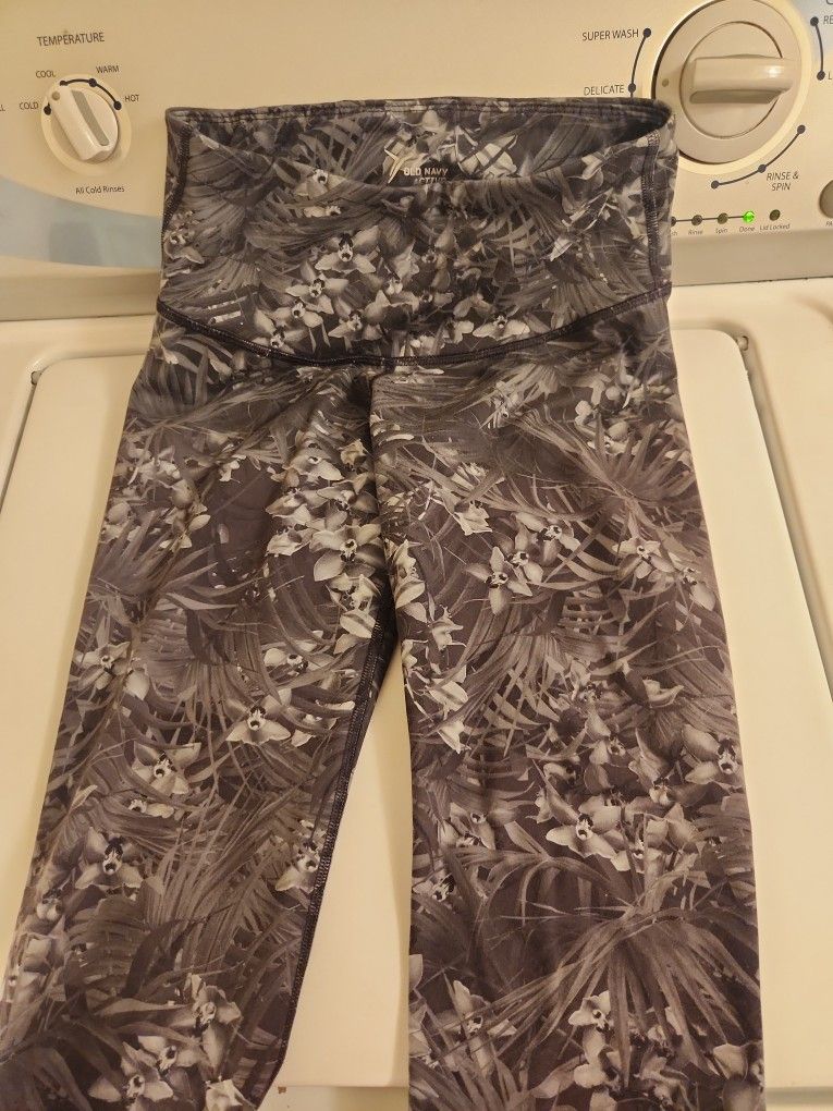 OLD NAVY LEGGINGS Black & GrayWith Leaves & Flowers