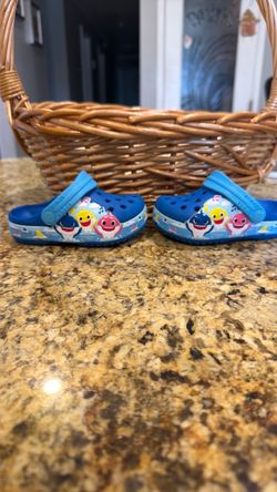Crocs Kids Baby Shark Clogs size 5