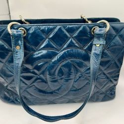 "Authentic Luxury Handbags: Original Designs Guaranteed, No Counterfeits. Make your reasonable offer; no lowball offers, please."