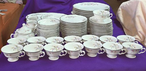 Vintage Walbrzych 90 pc Dinnerware Dish Set WLB120 Pattern Poland Description: Rose, Floral, Scroll Rim, Platinum Trim M3D101 Includes:
15 Dinner plat