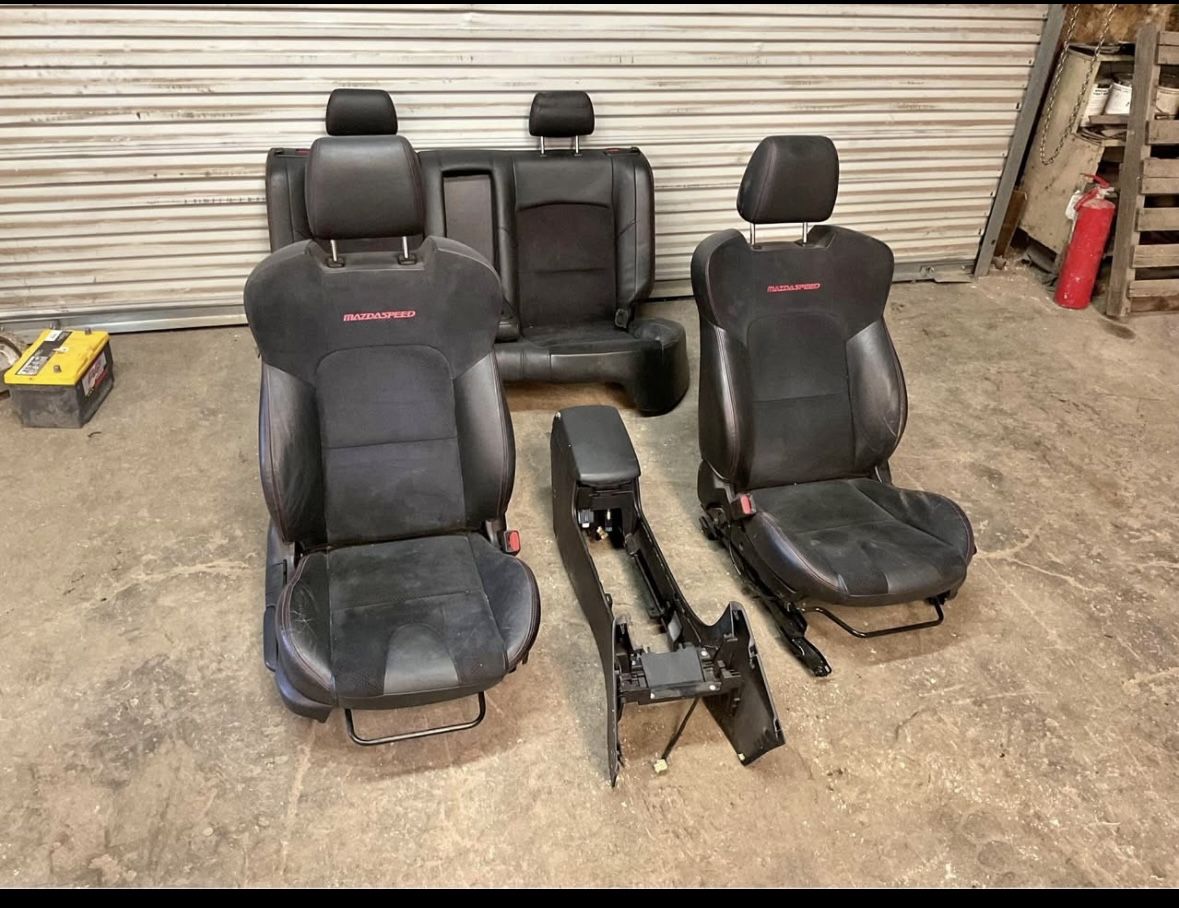 2007-2009 mazda speed 3 front / rear seats with console