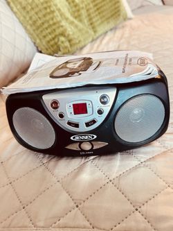 Reproductor de CD portátil AM/FM Jensen Audio modelo CD