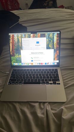 Apple MacBook Air 2022 m2 Chip 16ram 10/10 condition 256gb flash hard drive silver color