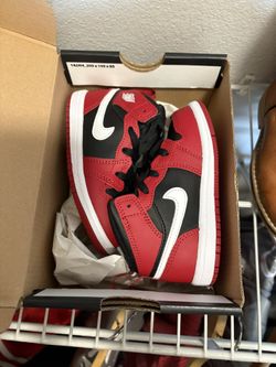 BRAND NEW JORDAN 1 Mid