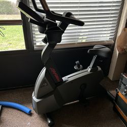Life Fitness C9i Exercise Bike