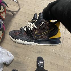 Kyrie Ray guns Sz 9.5 Men’s 