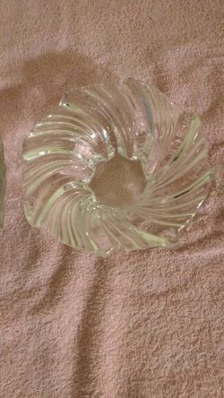 2 crystal dishes