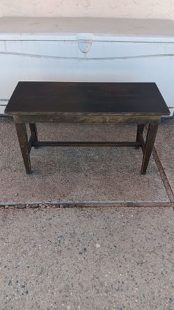 Mesita de madera antigua